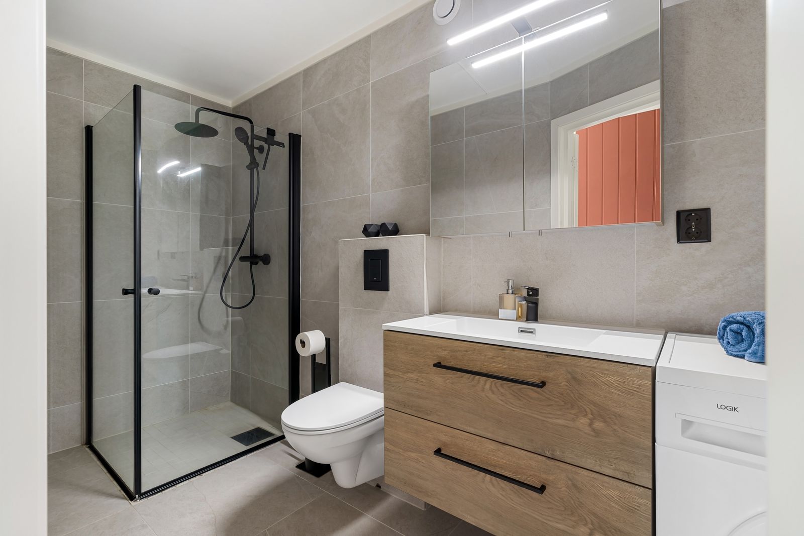 Baño reformado con acabados modernos