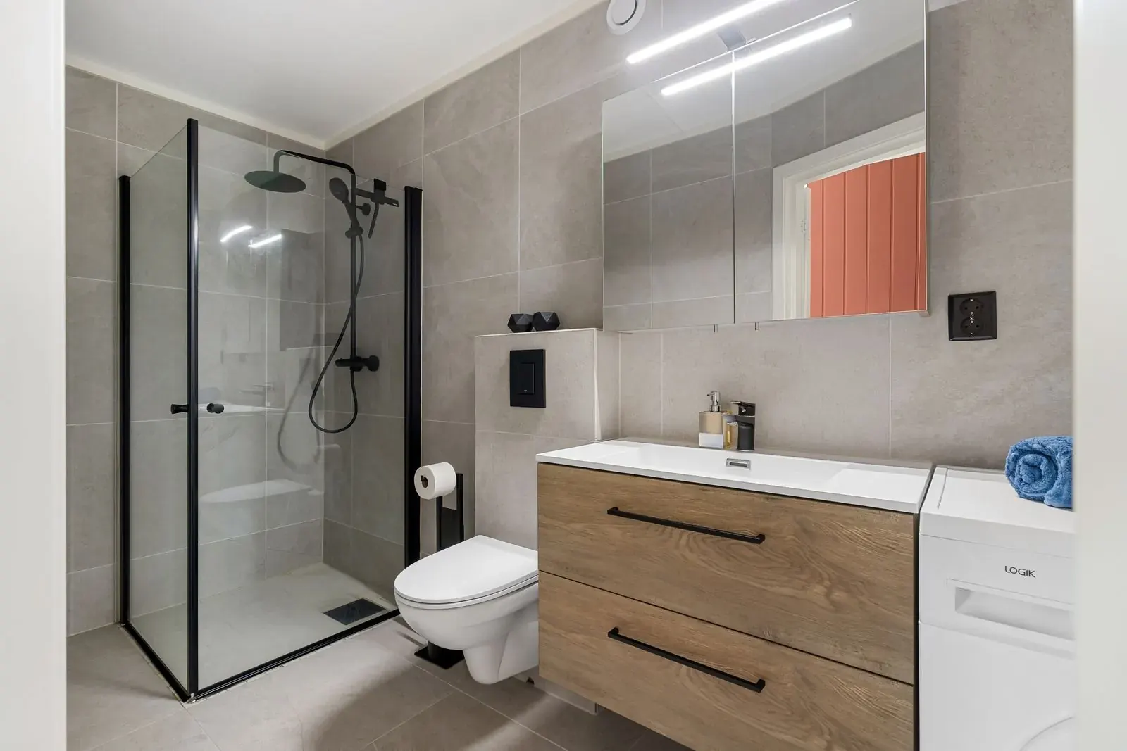Baño reformado con acabados modernos
