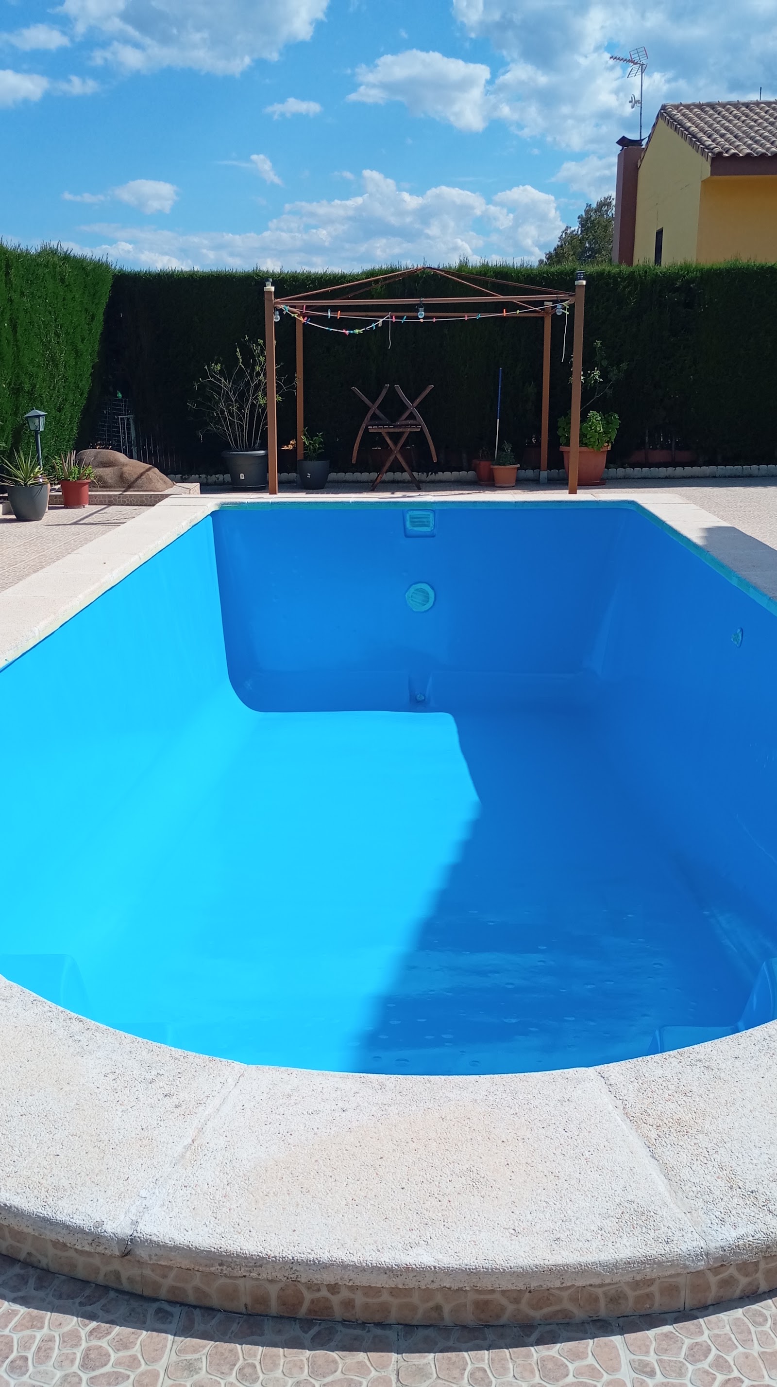 Piscina repintada por AYNE Reformas