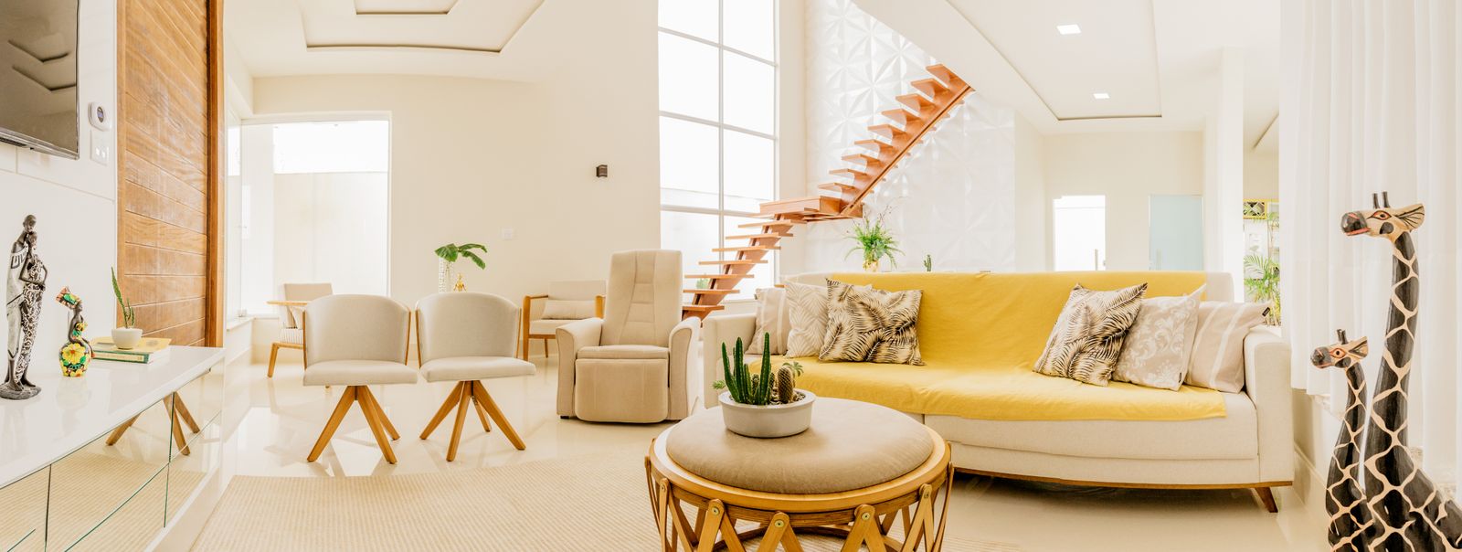 Salón reformado con acabados modernos